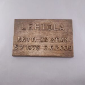 kirkas pronssilaatta