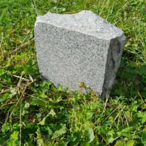 kiiltävän harmaa hautakivi